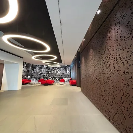 Panorama In Downtown Area With Free Parking And Castle View