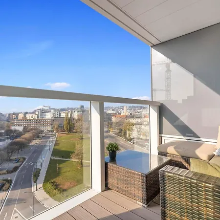 Panorama In Downtown Area With Free Parking And Castle View Apartment *