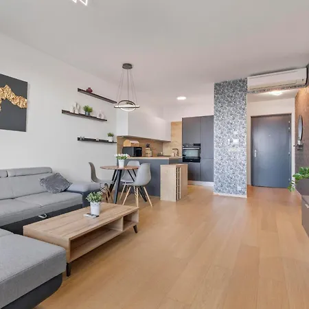 Panorama In Downtown Area With Free Parking And Castle View